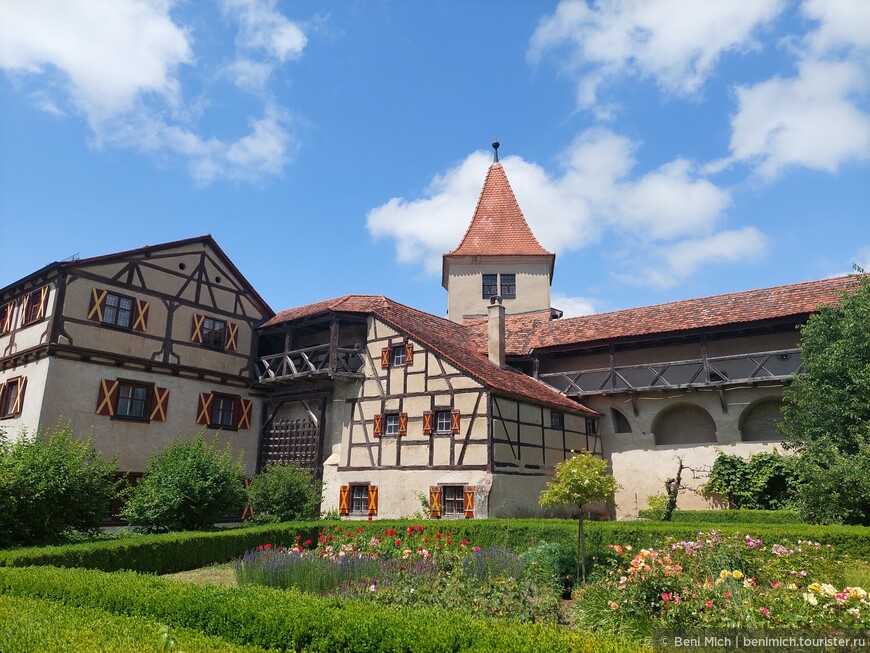 Замок принадлежал семье графов Оттинген-Валлерштейн. В их собственности Харбург находится и сегодня. Для посещений замок открыт ровно семь месяцев - с апреля по октябрь.