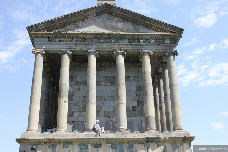 Языческий храм Гарни в Армении