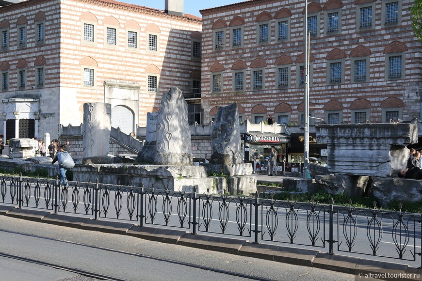 Остатки Форума Быка (сейчас площадь Beyazit).