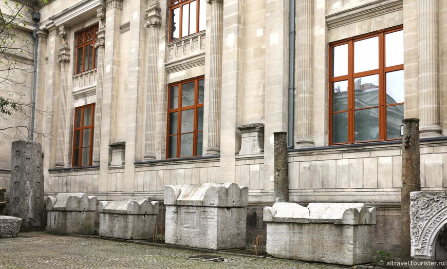 Колонна «со слёзками» с Форума Быка во дворе Археологического музея (в левом углу).