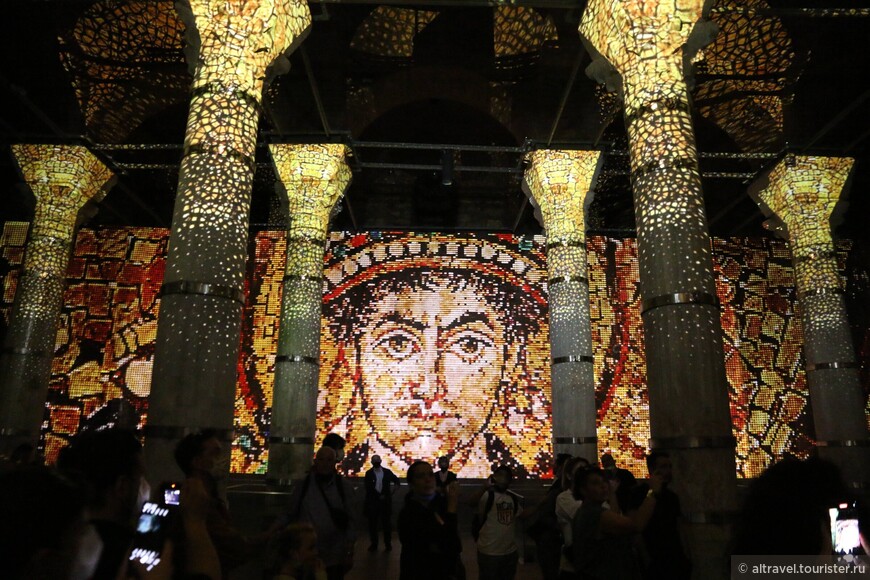Светомузыкальное представление в цистерне Феодосия (византийская часть): портрет императора Юстиниана и мозаики Св. Софии.