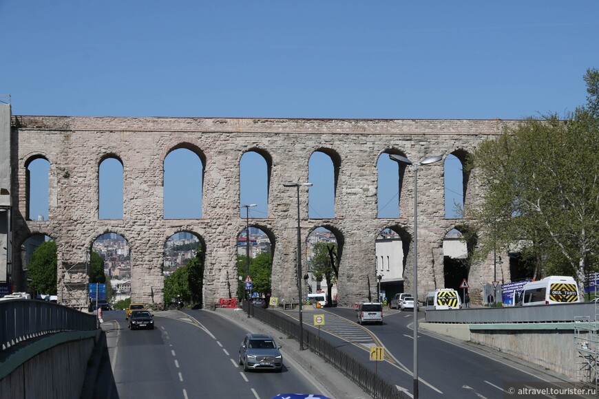 Акведук Валенса в самом высоком месте над бульваром Ататюрка.