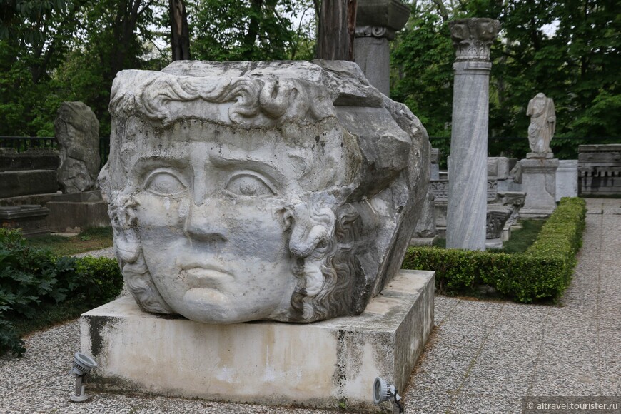 Голова Медузы во дворе Археологического музея.