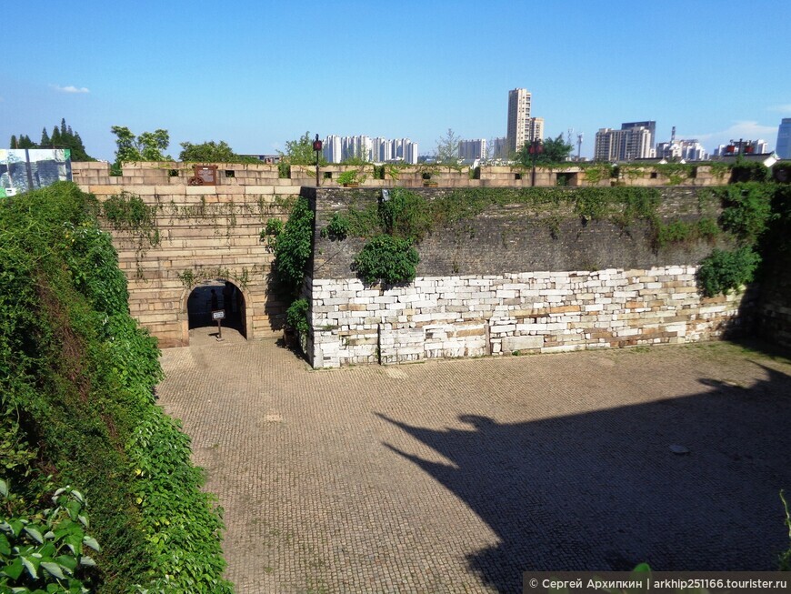 Крепостная стена 15 века в Сучжоу — столице средневековых китайских садов