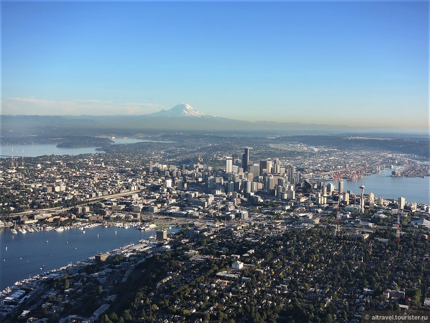 Сиэтл - город на большой воде. На горизонте - гора Рейнир. Фото из интернета.