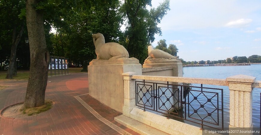 Скульптуры  Морские животные на берегу Верхнего озера.