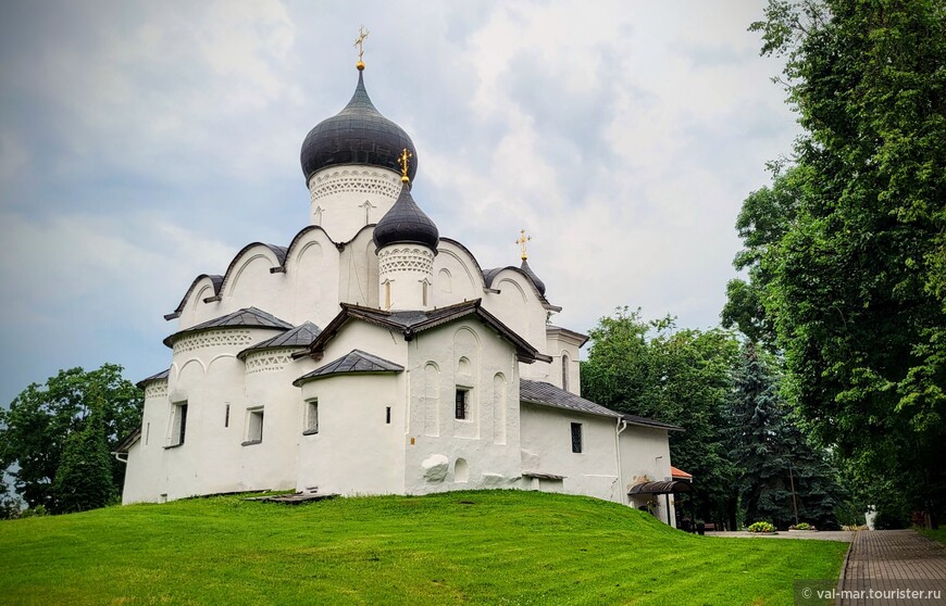 Церковь Василия Великого на Горке 
Датируется 1413 годом.
Отдельные части церкви реставрировались в 2005–2007 годах. 
