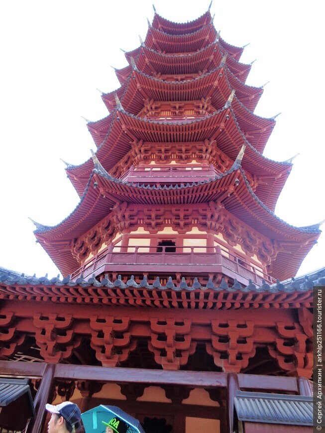Прекрасная средневековая Пагода Благого Свечения (10 века) в Сучжоу в Китае