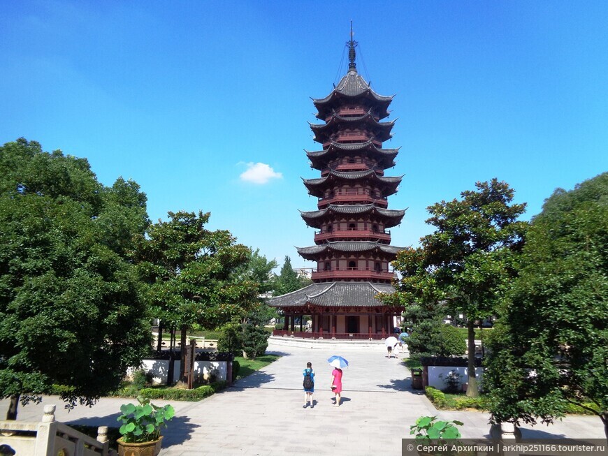 Прекрасная средневековая Пагода Благого Свечения (10 века) в Сучжоу в Китае
