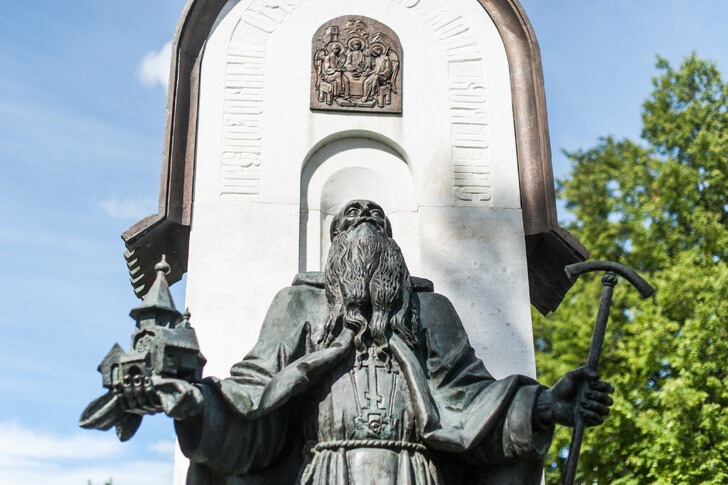 Памятник Макарию Калязинскому