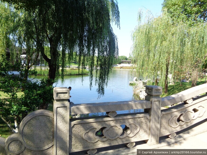 Красивый городской парк Паньмэнь со средневековой крепостной стеной и пагодой в Сучжоу в Китае