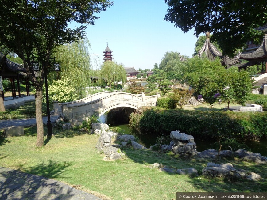 Красивый городской парк Паньмэнь со средневековой крепостной стеной и пагодой в Сучжоу в Китае