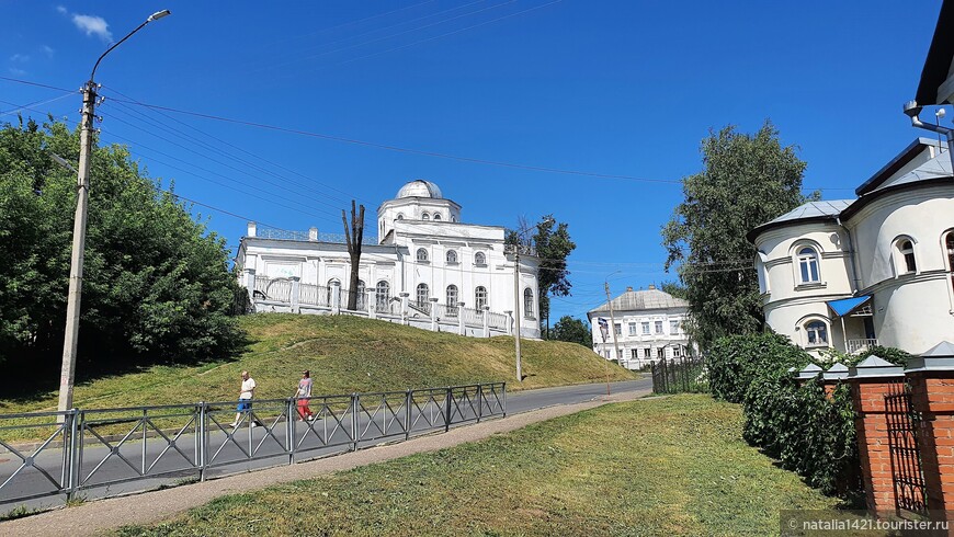 Планетарий. В прошлом церковь Иоанна Богослова, построенная в 1686 г., сильно перестроенная в 1874 г. Примечательно, что храм оставался действующим до 1946 г. А в 1951 в здании открылся планетарий, который считается одним из старейших в стране.