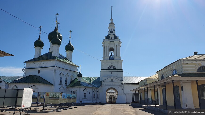 Церковь Спаса в рядах, 1766 г. По неподтвержденным данным можно подняться на колокольню. Обратиться надо в один из музейчиков  по соседству. Мы поздно узнали об этом предложении, уже не было времени опробовать данную возможность.