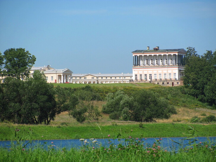 Дворец Бельведер в Луговом парке