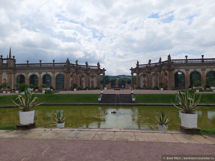  Не меньше самого дворца знамениты его оранжерея в форме аркады и парк с фонтаном и скульптурами, за свою красоту прозванные Версалем Хохенлоэ.