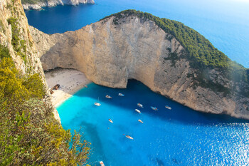 В Греции на знаменитом пляже обрушилась скала