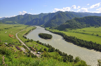 На Алтае турист сорвался в реку Катунь во время селфи