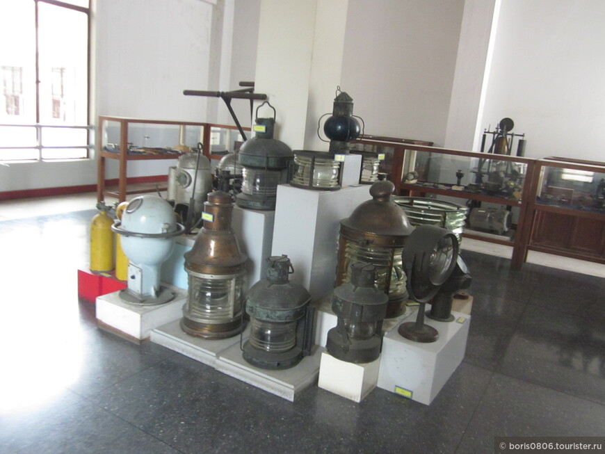 Осмотр экспозиции внутри здания бесплатного музея