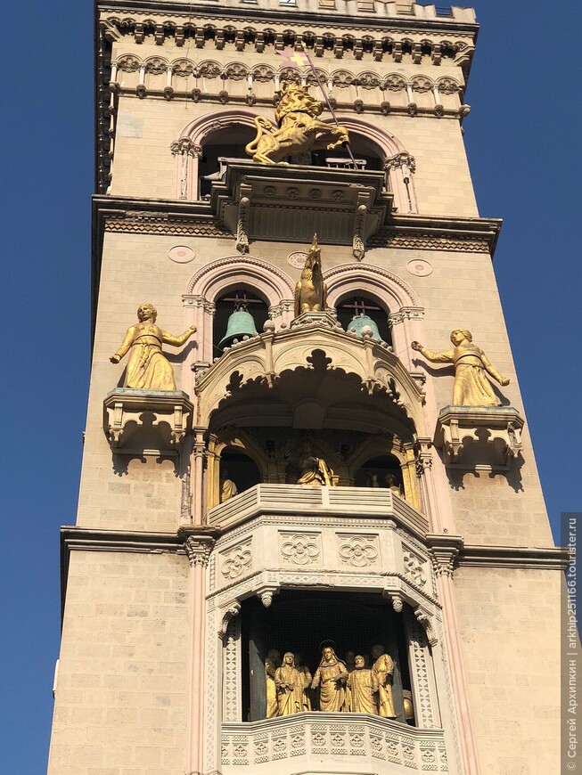 Колокольня Кафедрального собора в Мессине — со средневековым представлением и часами