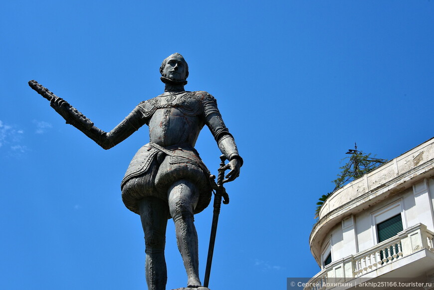 Памятник 16 века — полководцу Дону Хуану Австрийскому, разгромившего турков в Мессине на Сицилии