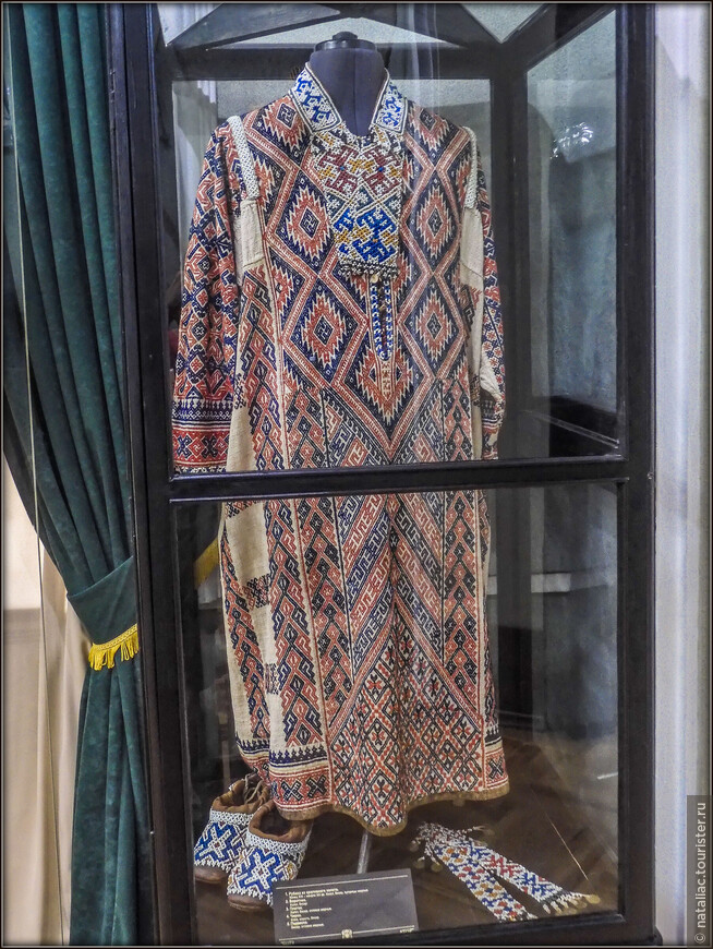 Рубаха из крапивного холста, конец 19-начало 20 века, холст, бисер, медные пуговицы.