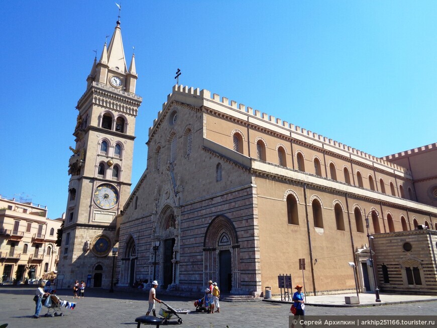 Собор Царя Небесного со средневековой башней в Мессине на Сицилии