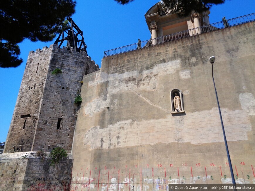 Собор Царя Небесного со средневековой башней в Мессине на Сицилии