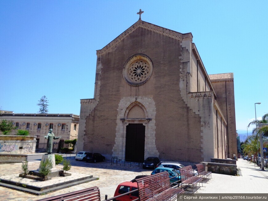 Один из старейших храмов Мессины — средневековая церковь Сан-Франческо-Иммакалато (13 века)