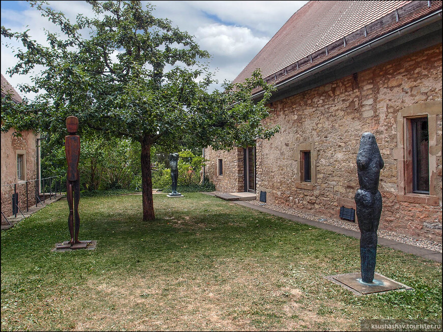 скульптуры во дворике бывшего Бегинажа