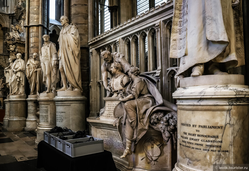 В северном трансепте Вестминстерского аббатства, часто называемом проходом государственных деятелей, находятся три статуи в память о Джордже Каннинге, премьер-министре, его сыне Чарльзе Джоне, графе Каннинге и двоюродном брате Джорджа Стратфорде Каннинге.