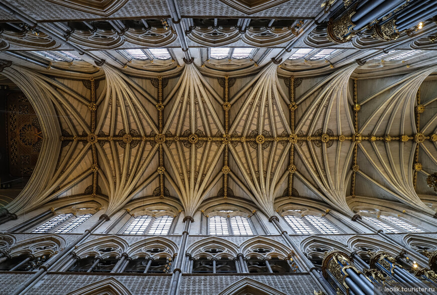 Строительство современного нефа Вестминстерского аббатства продолжалось с 1376 по 1517 год, большую часть работ было выполнено под руководством архитектора Генри Йевеля. В его конструкции были применены аркбутаны (внешние арки), что позволило поднять крышу нефа на высоту 31 метр, и это самый высокий неф в Англии.
