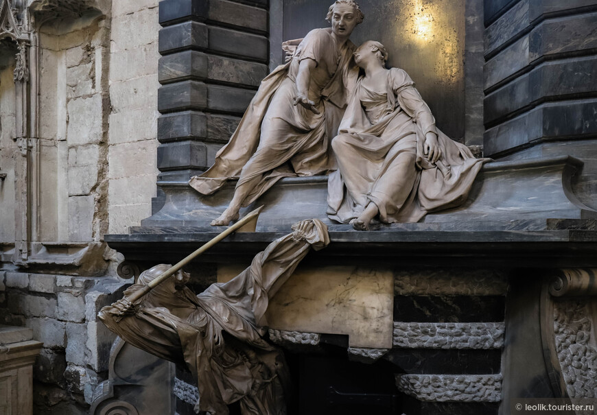 Часовня св.Михаила. Памятник на могиле леди Элизабет Нотингейл, умирающей в объятиях мужа Джозефа. Создан французским скульптором Рубильяком в 1761 г.