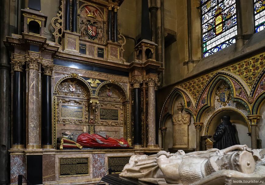  Захоронение Уильяма де Куртлингтона -  аббата Вестминстера с 1315 по 1333 год. Похоронен перед алтарем в часовне Святого Бенедикта.