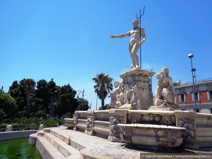 Красивый фонтан Нептуна (16 века) — на набережной Мессины на Сицилии