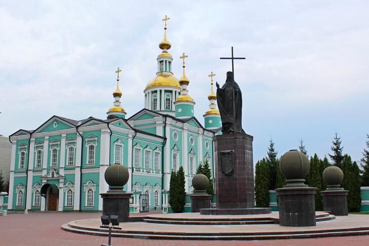 Спасо-Преображенский кафедральный собор и памятник Питириму Тамбовскому