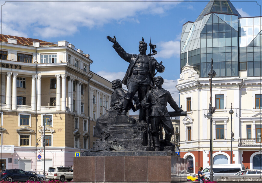 Памятник Борцам за власть Советов на центральной площади города