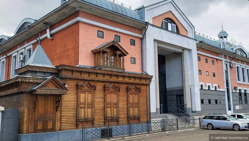 Украшение здания районного суда Советского района.