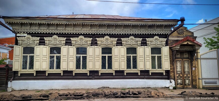 Усадьба Е.А.Мордовской. 
Одноэтажный деревянный дом, построенный в конце XIX века - уникальный памятник гражданской архитектуры, не имеющий аналогов в Улан-Удэ.
 В настоящее время здесь располагаются реставрационные мастерские.