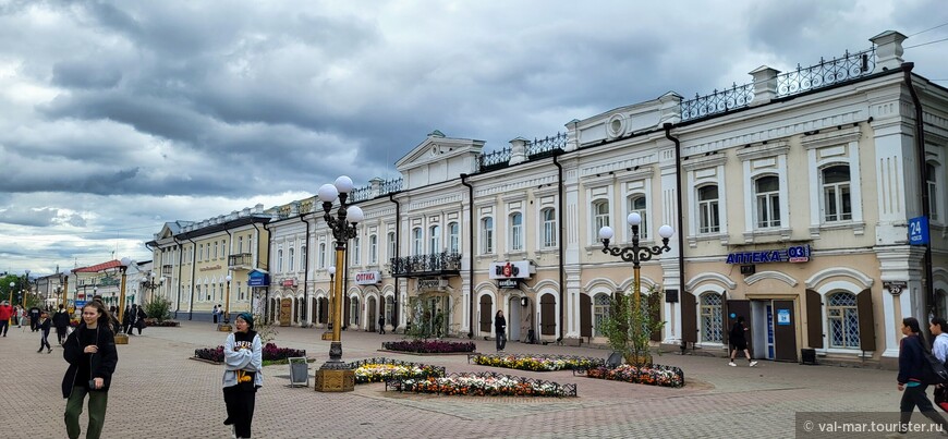 Дом купца I гильдии Курбатова считался самым богатым в Верхнеудинске. Построен в 1820 году по особому проекту в стиле классицизма,  
