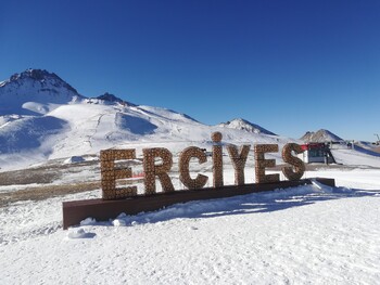 На популярном горнолыжном курорте Турции выпал первый снег  