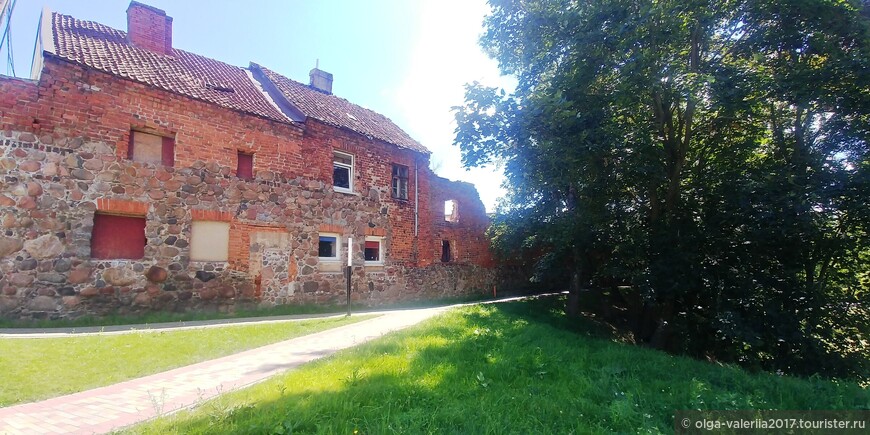 Бывшая крепостная  стена , в настоящее время жилой дом. Справа бывший оборонительный ров.