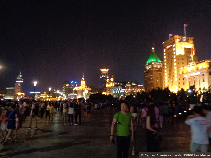 Знаменитая центральная набережная Шанхая — набережная Бунд (Вайтань)