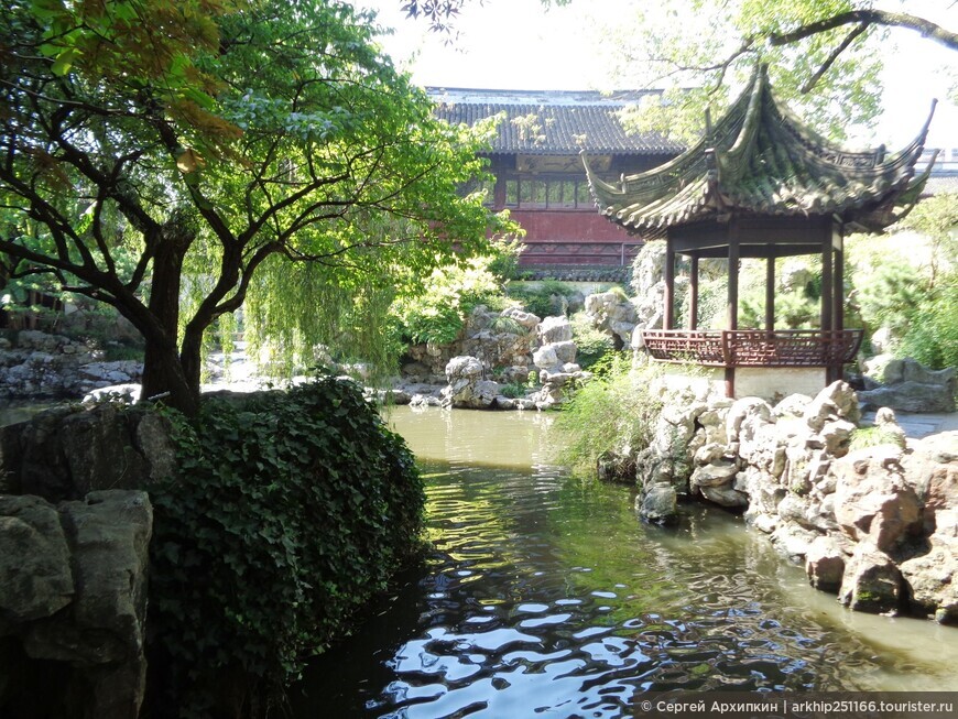 Средневековый парк Сад Юй Юань в Шанхае — одно из самых живописных и ярких мест Китая