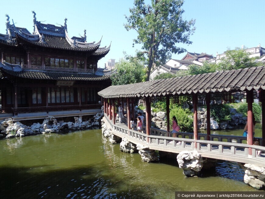 Средневековый парк Сад Юй Юань в Шанхае — одно из самых живописных и ярких мест Китая
