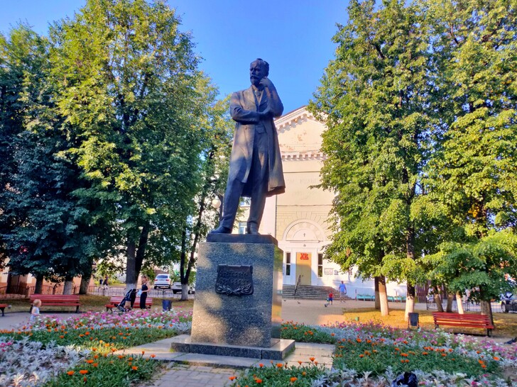Памятник П. И. Чайковскому в центре Клина