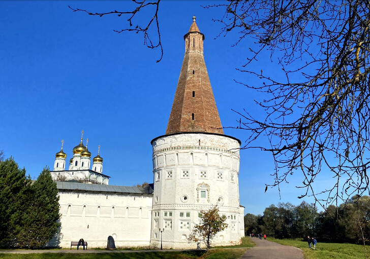 Башня крепостной стены Иосифо-Волоцкого монастыря