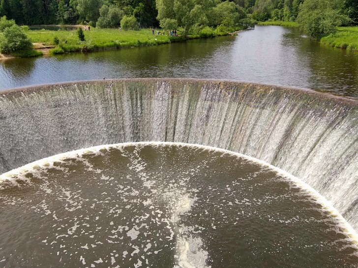 Водосброс на Ярополецкой ГЭС
