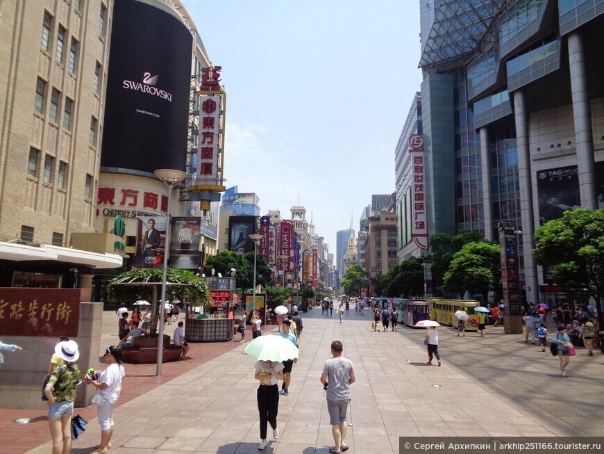 Нанкинская улица в Шанхае — одна из самых известных торговых улиц в Мире