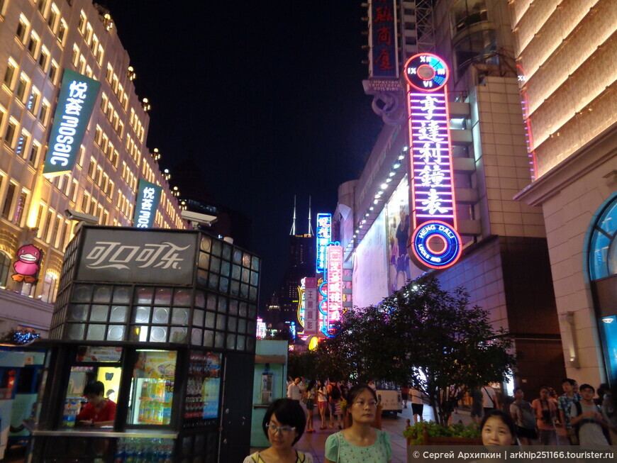 Нанкинская улица в Шанхае — одна из самых известных торговых улиц в Мире